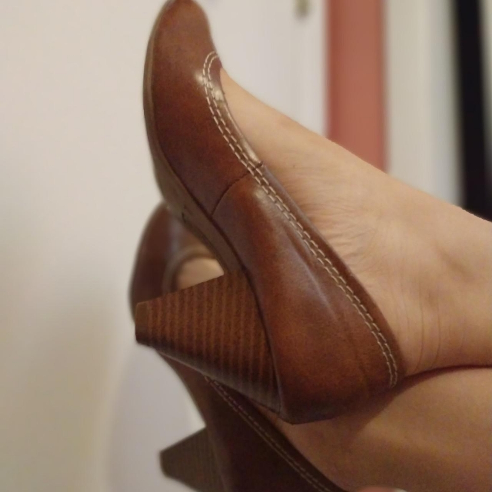 American Eagle Size 7 Classic Tan Vegan Pumps